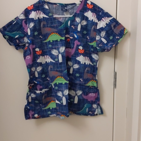 Bundle of kid friendly scrub tops - Picture 7 of 8